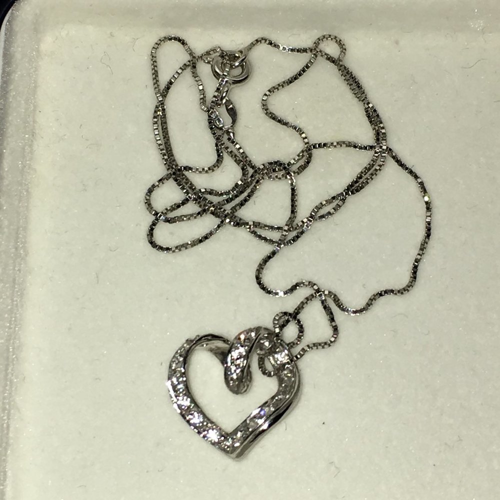 18k White Gold Diamond Heart Necklace